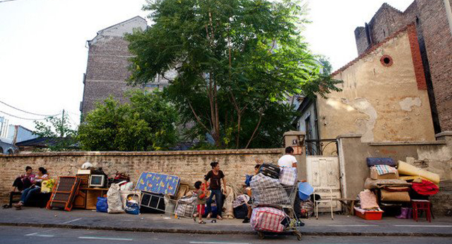 Zemun: Rulja od 200 građana šetala uz povike “Ubij, zakolji, da Cigan ne postoji!”